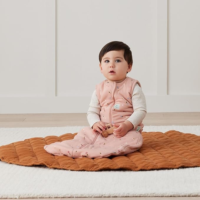 ergoPouch 1.0 Tog Jersey Sleeping Bag – Arms-Out Baby Sleep Sack, Ideal Transition from Swaddling, Slim Fit Keeps Baby Secure & Comfortable, Soft Breathable Fabric (3-12 Months, Daisies)
